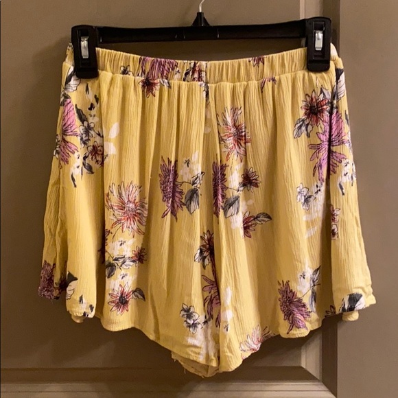 Flowy Cotton Floral Shorts - Picture 2 of 3